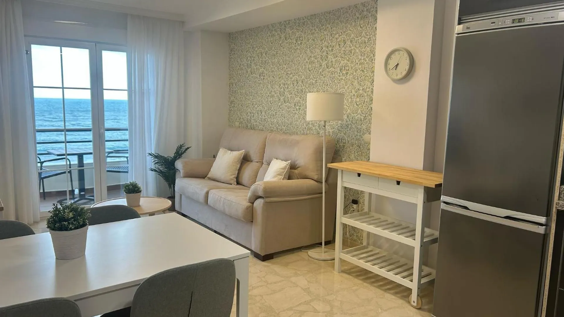 Maravilloso Apartamento En Primera Linea De Playa Con Vistas Al Mar En Caleta De Velez 2 C 아파트