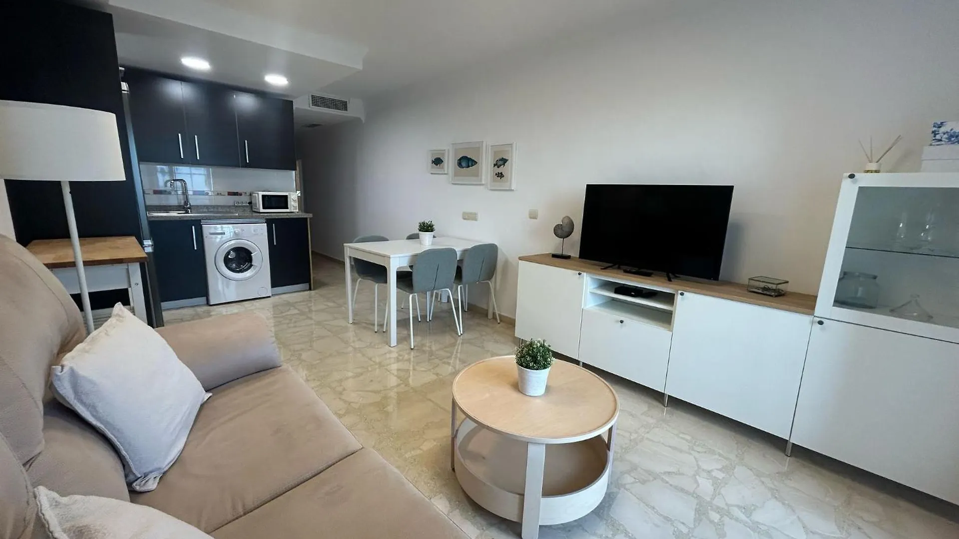 Maravilloso Apartamento En Primera Linea De Playa Con Vistas Al Mar En Caleta De Velez 2 C