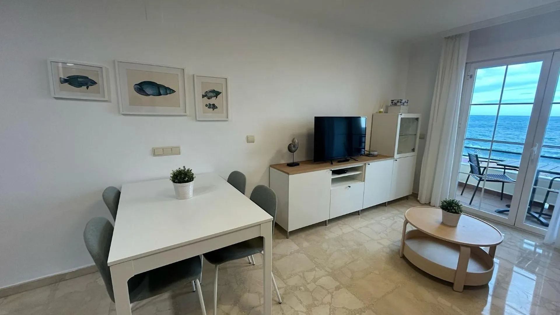 Maravilloso Apartamento En Primera Linea De Playa Con Vistas Al Mar En Caleta De Velez 2 C 0*,  스페인