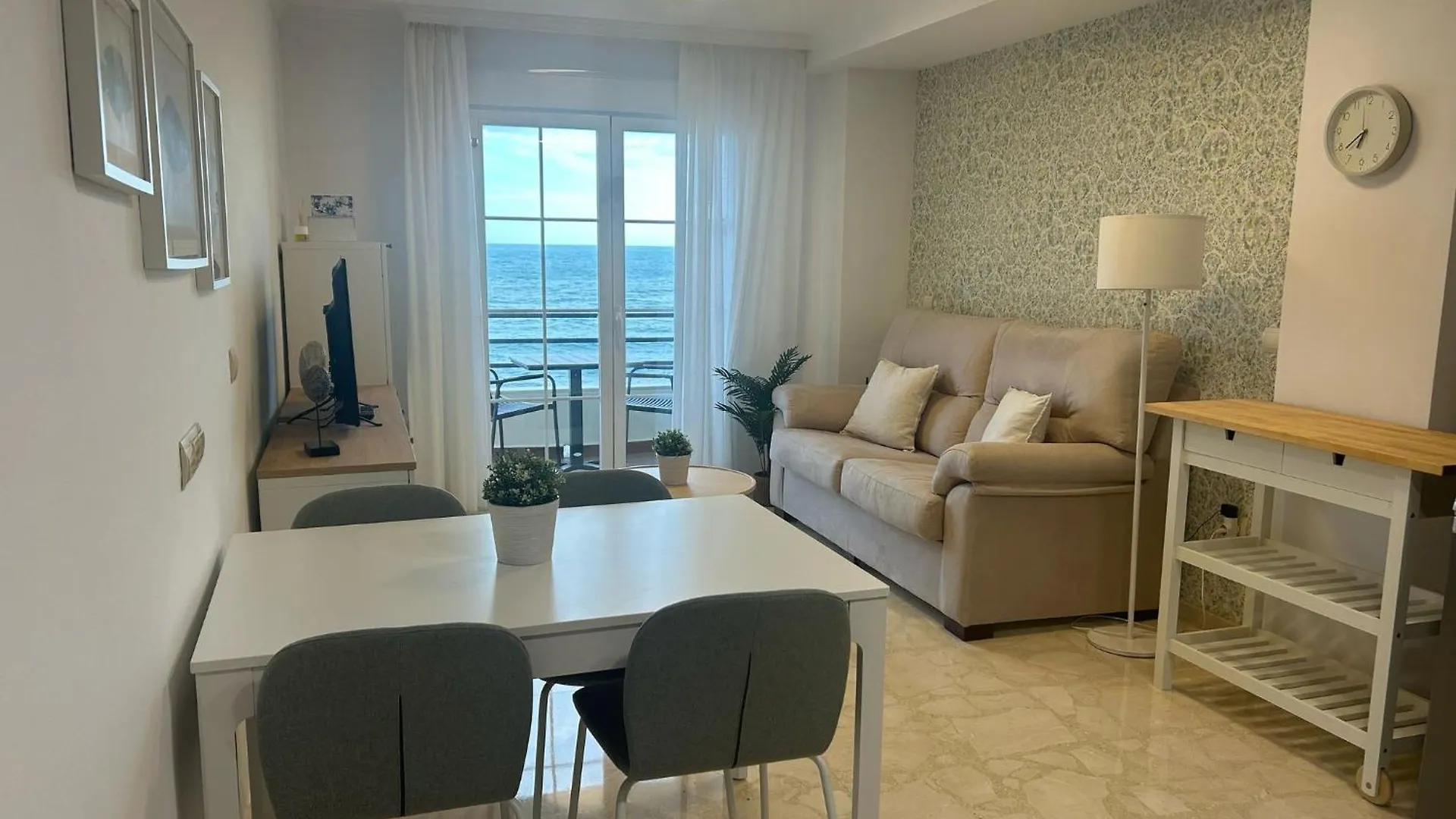 아파트 Maravilloso Apartamento En Primera Linea De Playa Con Vistas Al Mar En Caleta De Velez 2 C