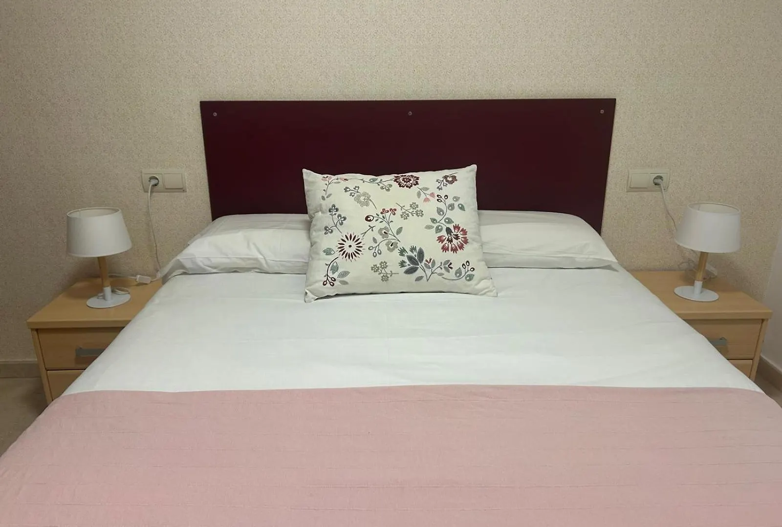 Maravilloso Apartamento En Primera Linea De Playa Con Vistas Al Mar En Caleta De Velez 2 C 0*,