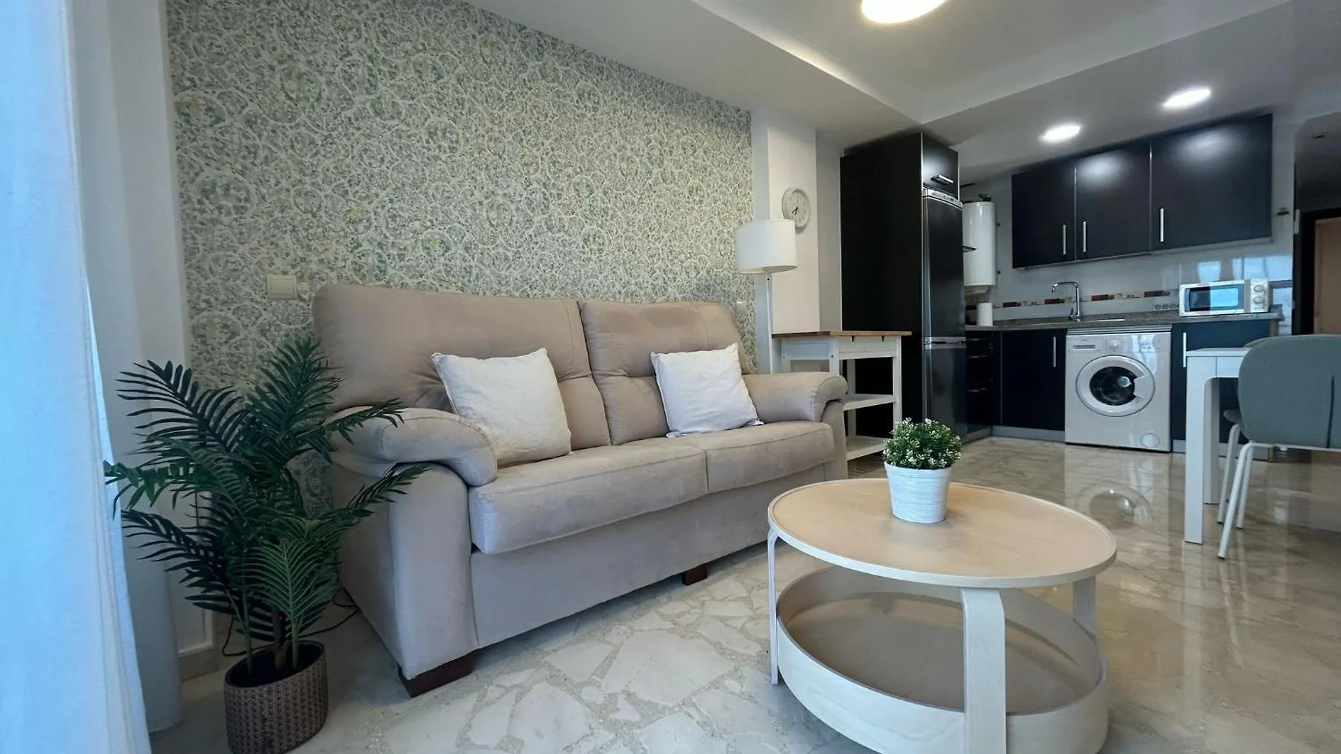 Maravilloso Apartamento En Primera Linea De Playa Con Vistas Al Mar En Caleta De Velez 2 C